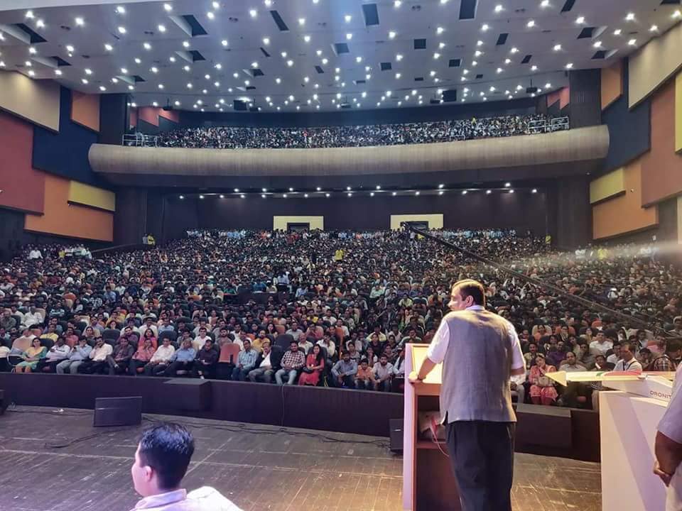 Nitin Gadkari addressing audience at Nagpur Startup Fest 2018