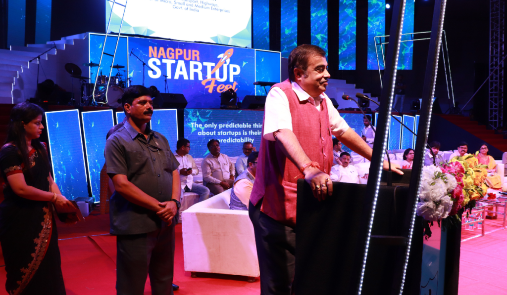 Nitin Gadkari addressing audience