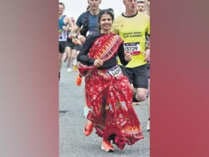 clad in saree indian woman runs 42.5 km in uk marathon