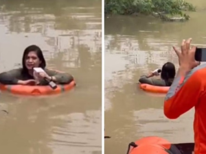 Delhi Floods: Journalist Stands In Neck-Deep Water, NDRF Personnel Clicks Photos