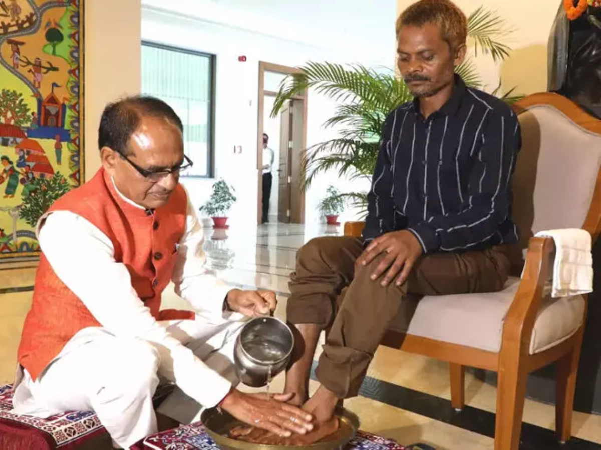 Shivraj Singh Chouhan washes feet of tribal man