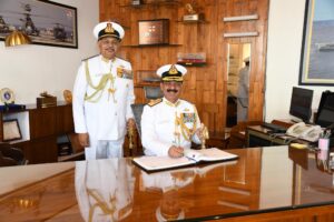 भारतीय नौसेना के नए चीफ के रूप में वाइस एडमिरल दिनेश त्रिपाठी नियुक्त