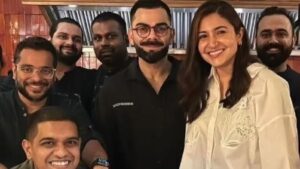 Virat Kohli & Anushka Spotted at a Dinner party with Friends