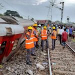 हावड़ा-मुंबई ट्रेन के 18 डिब्बे पटरी से उतरे, 2 की मौत, 20 घायल