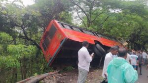 Bus overturns in Raigad