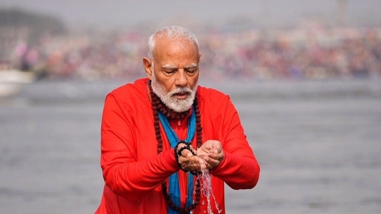 Modi taking holy dip at Maha Kumbh