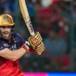 RCB को IPL के बीच बड़ा झटका, स्टार खिलाड़ी अचानक लौटा घर