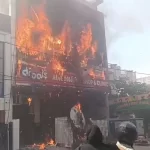 लखनऊ में कोचिंग सेंटर में लगी भयावह आग, बचाव के लिए छात्रों ने बिल्डिंग से कूदकर बचाई जान