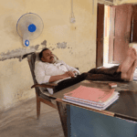 सिर्फ तीन कमरों में संचालित हो रहा था संस्कृत महाविद्यालय, निरीक्षण में कर्मचारी टेबल पर पैर रखकर सोता मिला